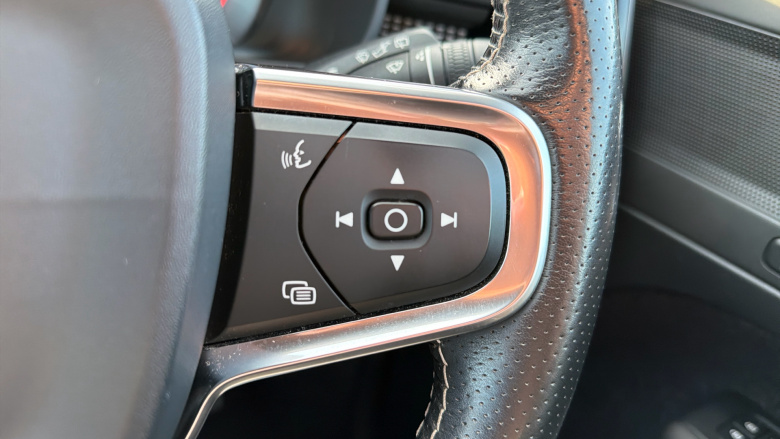 Volvo Xc40 2.0 T5 R DESIGN Pro 5dr AWD Geartronic Petrol Estate